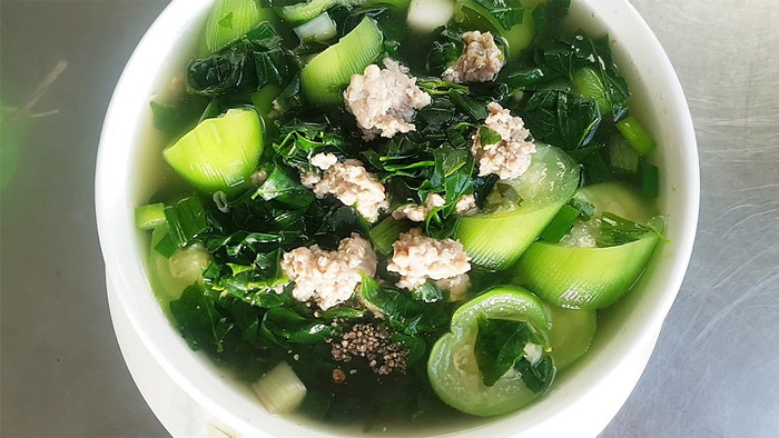 Không nên bảo quản món canh từ rau xanh trong tủ lạnh rồi hâm đi hâm lại để ăn vì điều này dễ gây ra ung thư. (Ảnh minh họa)