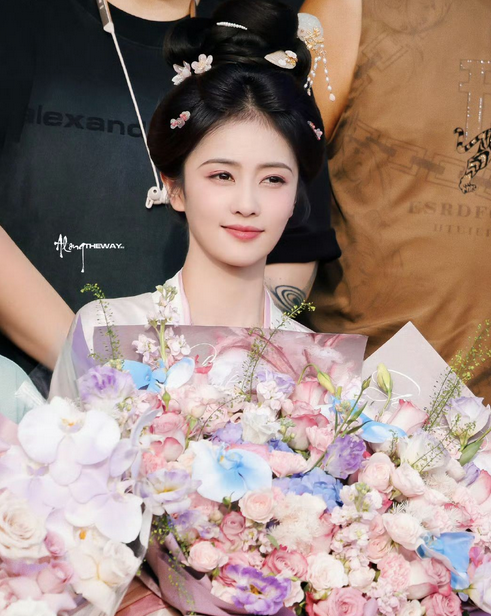 Tại buổi đóng máy của bộ phim Mạc Ly, Bạch Lộc đã dành thời gian giao lưu với người hâm mộ (Ảnh: Weibo).