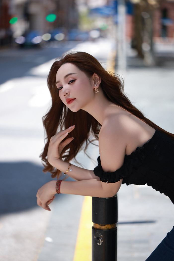Thành công trong sự nghiệp diễn xuất, Quỳnh Kool còn được ngưỡng mộ nhờ nhan sắc xinh đẹp, trẻ trung nhưng không kém phần nóng bỏng (Ảnh: FBNV). 