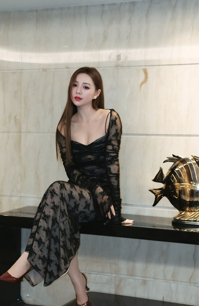 Thời gian gần đây, Quỳnh Kool luôn khéo léo diện trang phục khoe khéo đường cong cơ thể gợi cảm (Ảnh: FBNV). 