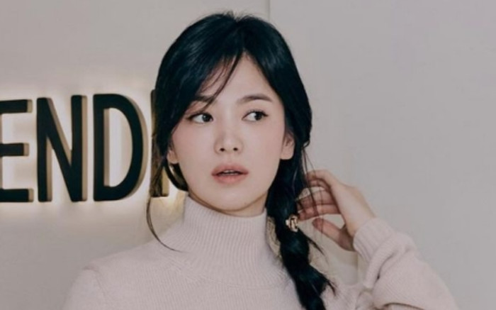 Bóng lưng của Song Hye Kyo gây sốt (Ảnh: Naver). 