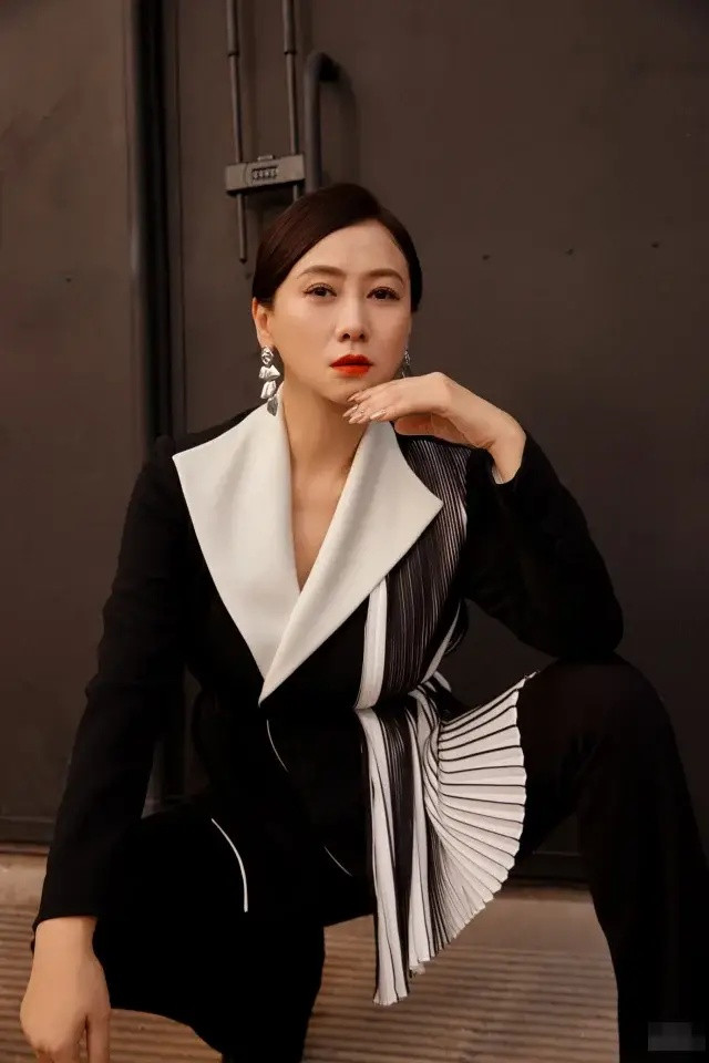 Thông tin nữ diễn viên Hồng Kông Ông Hồng từng ký “hợp đồng hôn nhân” với chồng đại gia đang trở thành chủ đề gây chú ý trên mạng xã hội. (Ảnh: Xiaohongshu)