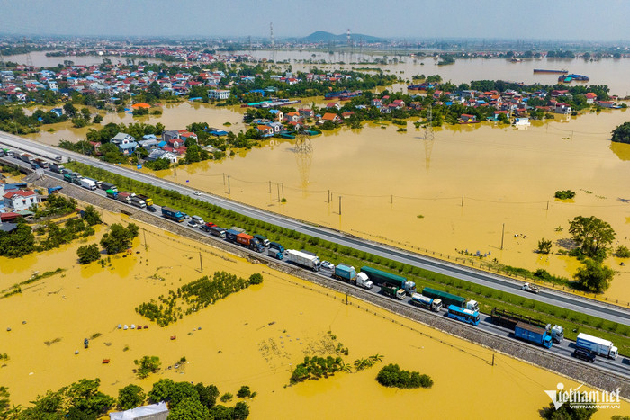 Khung cảnh khu dân cư hai bên cao tốc Hà Nội - Thái Nguyên trưa 10/10 vẫn chìm trong biển nước. Ảnh: VietNamNet