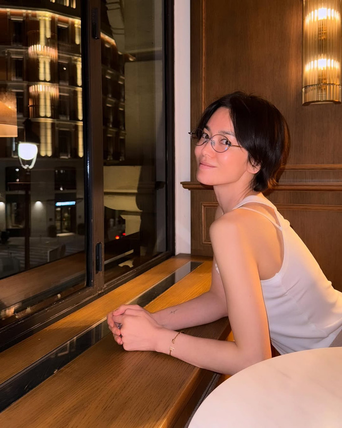 Song Hye Kyo để mặt mộc, thoải mái ăn vận giản dị khi đăng ảnh đời thường. Ảnh: IGNV