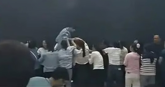 Phụ huynh quỳ gối để con cái đi qua lưng, cảnh tượng gây tranh cãi dữ dội ở một trường học Ảnh 2