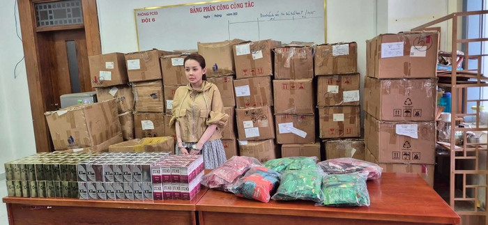 Võ Thị Ngọc Ngân và tang vật của vụ án.