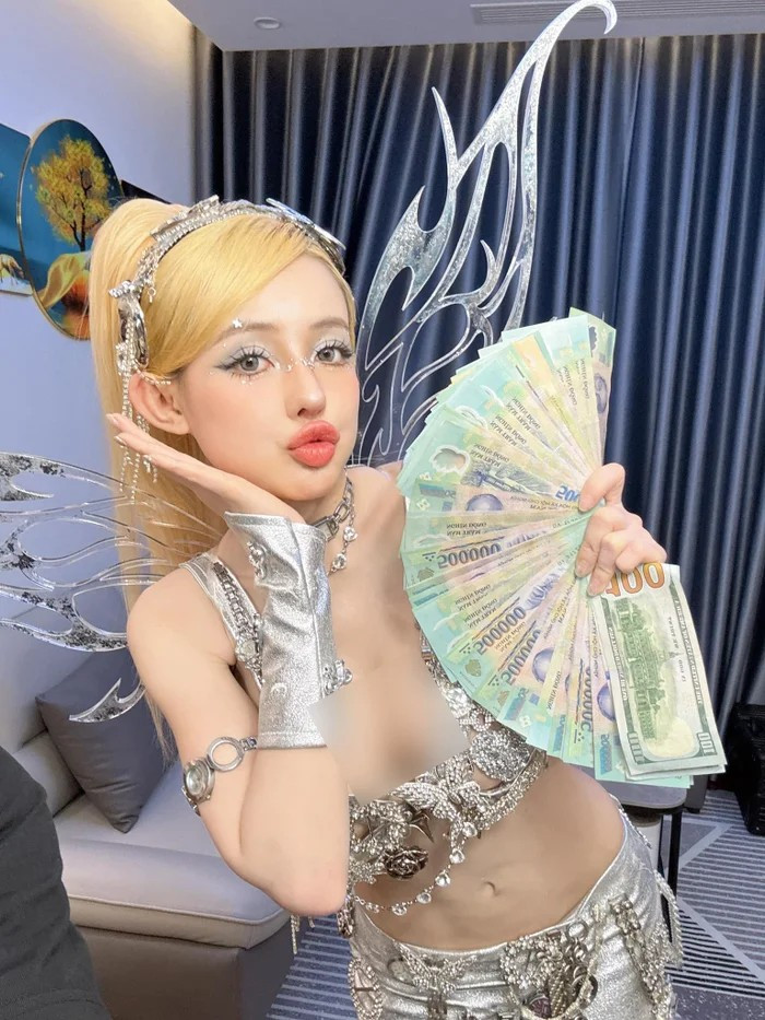Ngân 98 thường xuyên đăng tải những đoạn video ghi lại cảnh cô nhận tiền bo từ khán giả. (Ảnh: FBNV)
