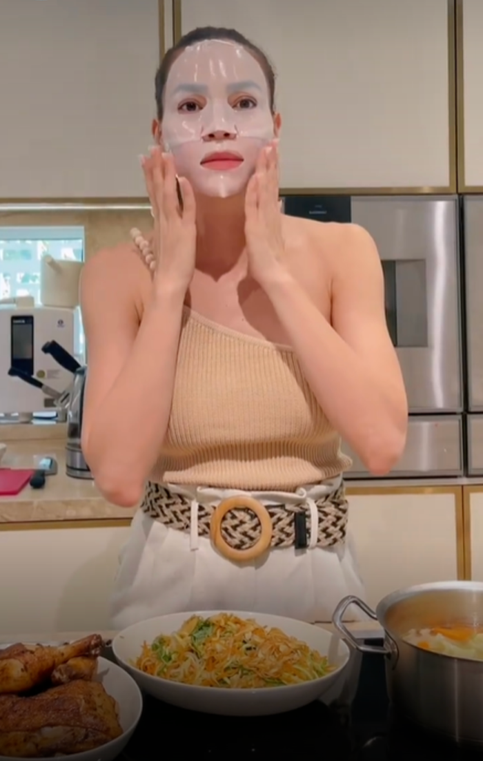 Hồ Ngọc Hà từng vừa đắp mặt nạ, vừa nấu ăn tại nhà. Ảnh: IGNV