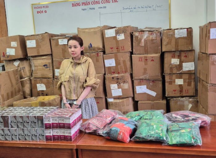 Ngân 89 cùng các sản phẩm khi bị bắt. (Nguồn: VietNamNet)