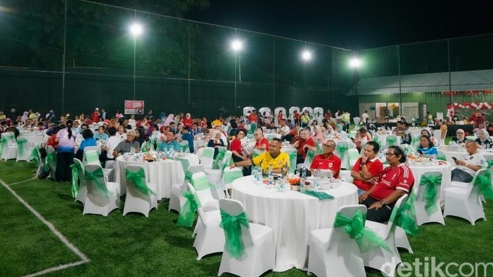 Đám cưới độc lạ: Toàn bộ khách mời mặc áo đá bóng đến dự, lý do gây kinh ngạc Ảnh 1