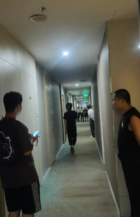 Người đàn ông đưa vợ và nhân tình đến cùng một khách sạn, vụ ngoại tình bị phanh phui gây náo loạn Ảnh 3