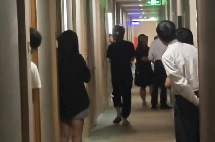 Người đàn ông đưa vợ và nhân tình đến cùng một khách sạn, vụ ngoại tình bị phanh phui gây náo loạn Ảnh 4