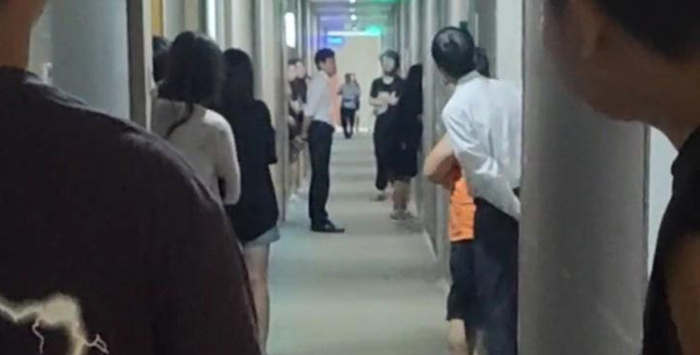 Người đàn ông đưa vợ và nhân tình đến cùng một khách sạn, vụ ngoại tình bị phanh phui gây náo loạn Ảnh 6