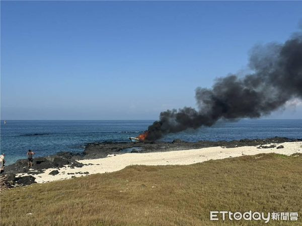 Tàu cá bất ngờ bốc cháy giữa biển, cột khói đen dày đặc khiến người dân hoảng hốt Ảnh 2