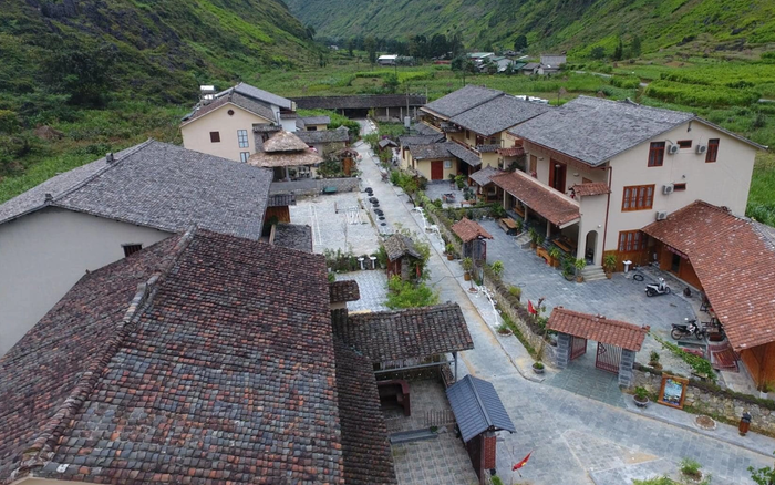 Các căn nhà nằm liền kề nhau, cung cấp dịch vụ lưu trú, ăn uống, phục vụ du khách đến tham quan, trải nghiệm. (Nguồn: VnExpress)