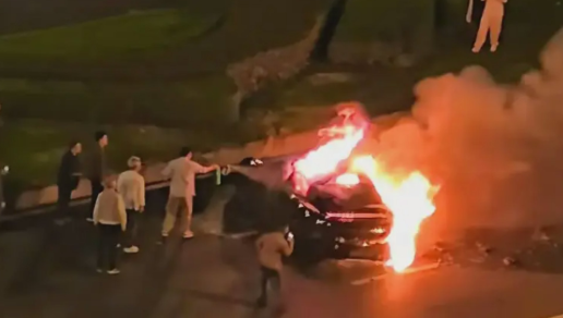 Clip: Chiếc xe điện bốc cháy ngùn ngụt trên đường, người đàn ông bên trong tử vong vì cửa bị kẹt Ảnh 2