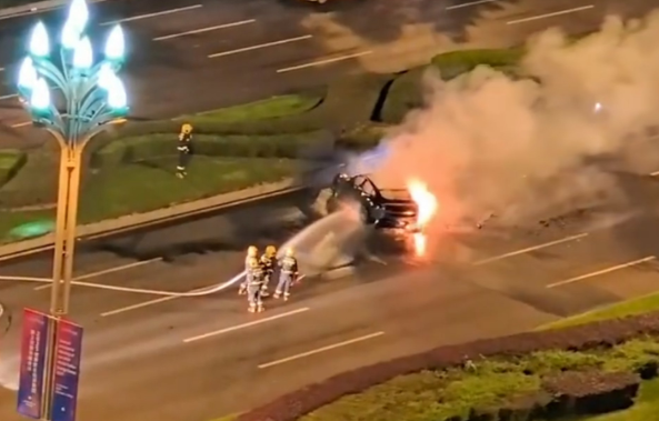 Clip: Chiếc xe điện bốc cháy ngùn ngụt trên đường, người đàn ông bên trong tử vong vì cửa bị kẹt Ảnh 5