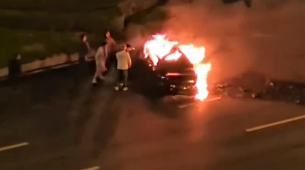 Clip: Chiếc xe điện bốc cháy ngùn ngụt trên đường, người đàn ông bên trong tử vong vì cửa bị kẹt Ảnh 3