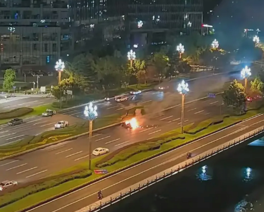 Clip: Chiếc xe điện bốc cháy ngùn ngụt trên đường, người đàn ông bên trong tử vong vì cửa bị kẹt Ảnh 1