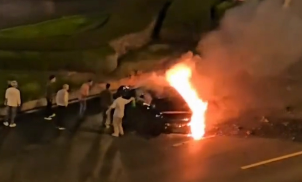 Clip: Chiếc xe điện bốc cháy ngùn ngụt trên đường, người đàn ông bên trong tử vong vì cửa bị kẹt Ảnh 4