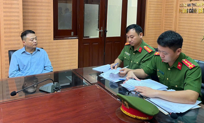 Shark Bình tại Cơ quan điều tra. Ảnh: Công an TP Hà Nội 