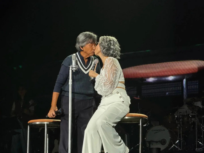 Nữ ca sĩ 64 tuổi không ngại 'cởi đồ', hôn chồng đắm đuối trên sân khấu Ảnh 5