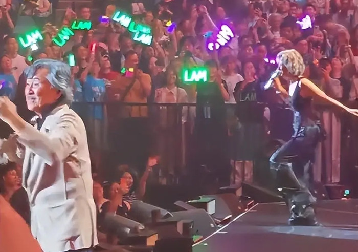 Nữ ca sĩ 64 tuổi không ngại 'cởi đồ', hôn chồng đắm đuối trên sân khấu Ảnh 3