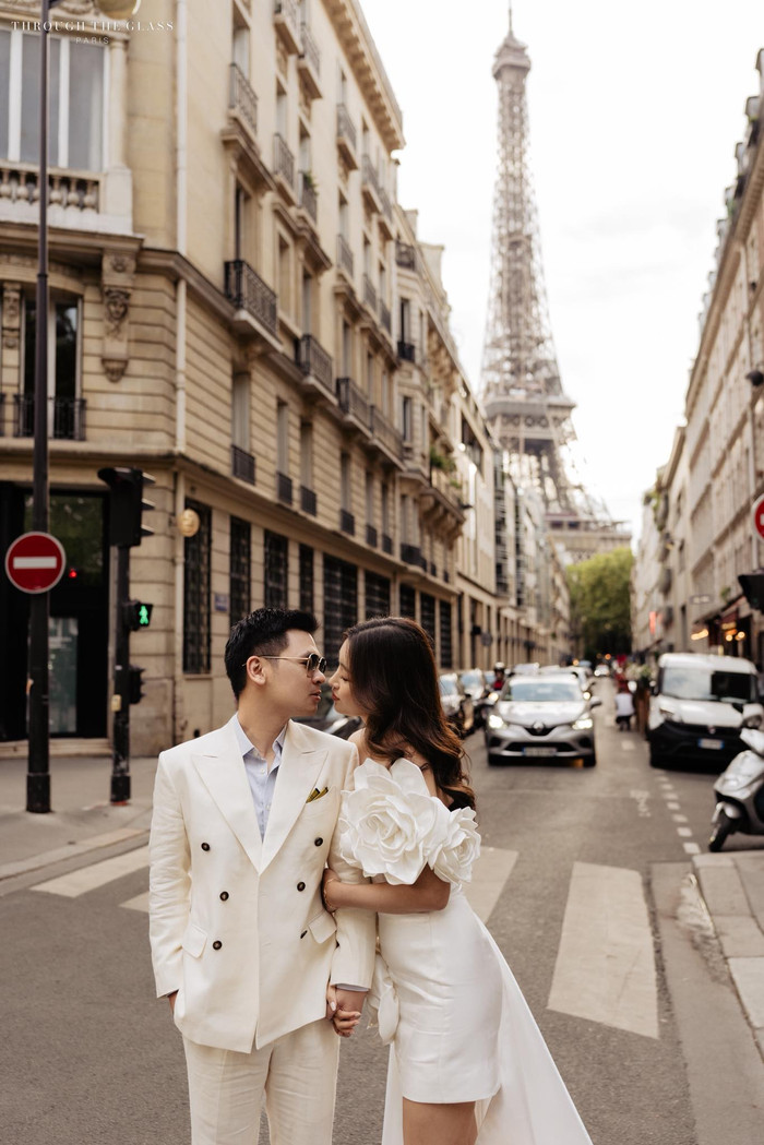 Khoảnh khắc tình tứ của Đỗ Mỹ Linh và chồng nhận được sự quan tâm của nhiều netizen. Nàng hậu diện váy có thiết kế tinh tế, khéo khoe đôi chân thon và vóc dáng quyến rũ sau sinh. (Ảnh FBNV)