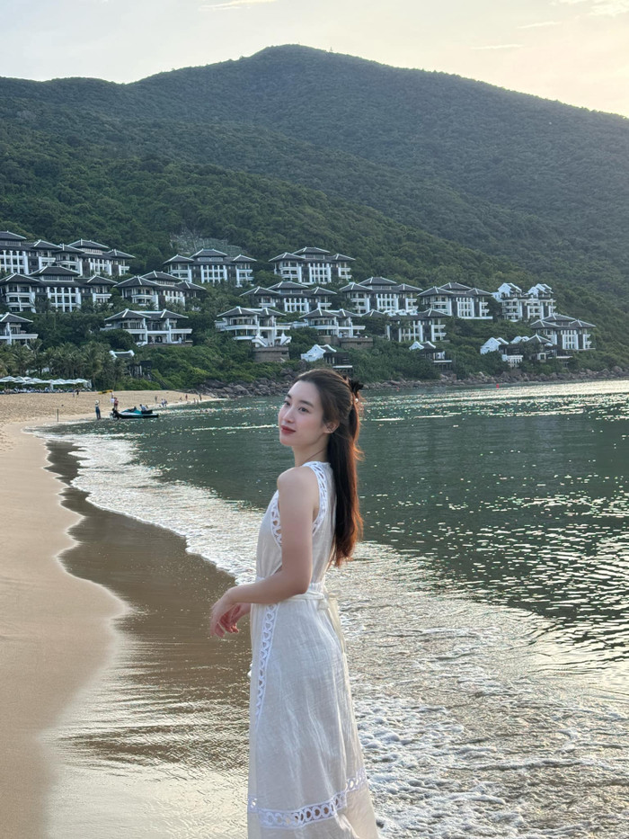 Nàng hậu sở hữu làn da trắng mịn cùng chiều cao nổi bật. (Ảnh FBNV)