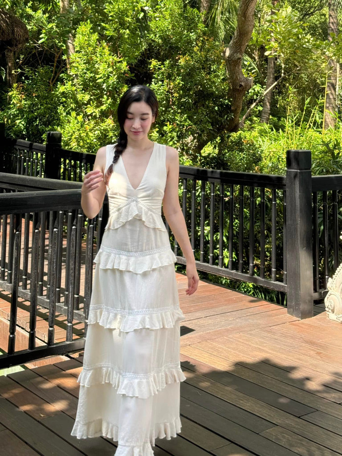 Đỗ Mỹ Linh thường ưu tiên cho những mẫu váy có tông màu nền nã. (Ảnh FBNV)