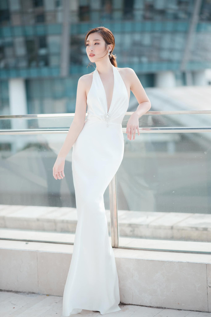 Không cần cầu kỳ về trang sức hay phụ kiện, nàng hậu vẫn 'ghi điểm' với vóc dáng thon thả, chiều cao 1m71. (Ảnh FBNV)