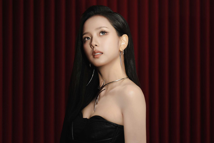 Jisoo xuất hiện với vẻ ngoài mạnh mẽ nhưng vẫn giữ được sự nữ tính (Ảnh: ISNV).