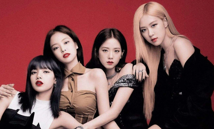 Giữa ồn ào bị đối xử lạnh nhạt, Jisoo vẫn giữ im lặng trước những tin đồn đó.