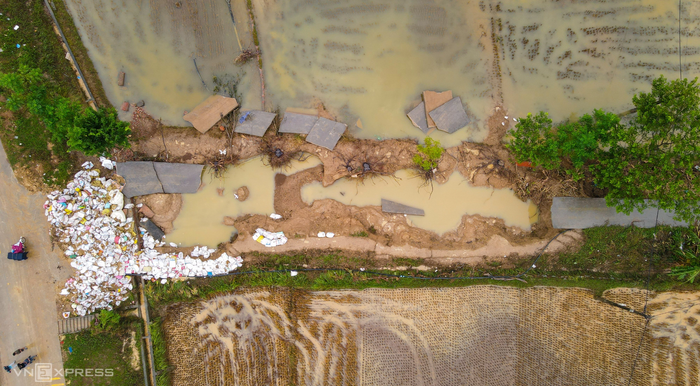 Một đoạn đê bối dẫn vào làng Đa Hội, xã Hợp Thịnh, tỉnh Bắc Ninh. (Nguồn: VnExpress)