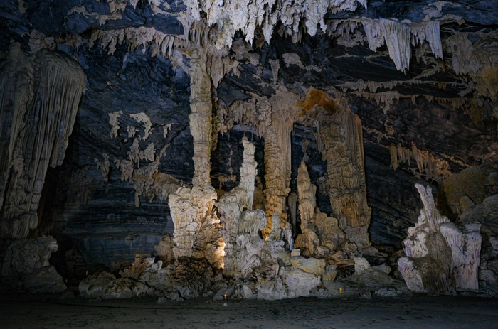 Những khối thạch nhũ trong Hang Tú Làn. (Nguồn: VnExpress)