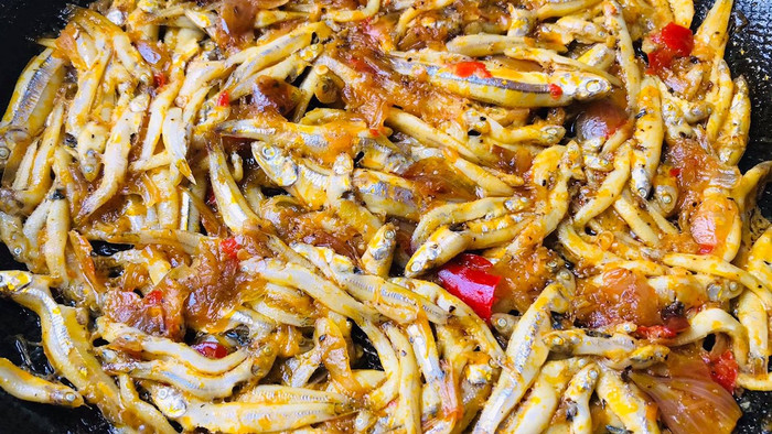 Cá cơm kho tiêu mang hương vị thơm ngon, ăn rất bắt cơm. (Ảnh minh họa)