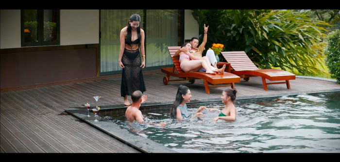 Cảnh bữa tiệc ở bể bơi bị khán giả chê bai vì kém sang (Ảnh: VFC).