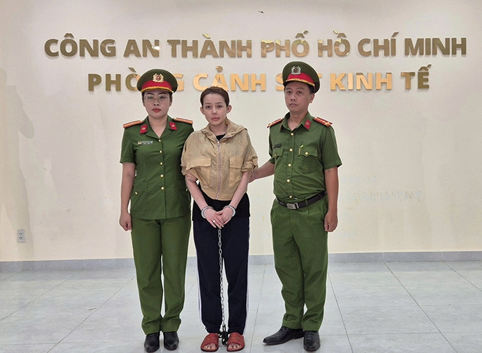 Ngân 98 bị bắt tạm giam để điều tra về hành vi Sản xuất, buôn bán hàng giả là thực phẩm.