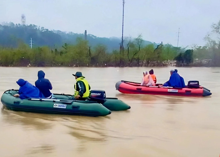 Lực lượng chức năng tìm kiếm tung tích anh D. Ảnh: VNE