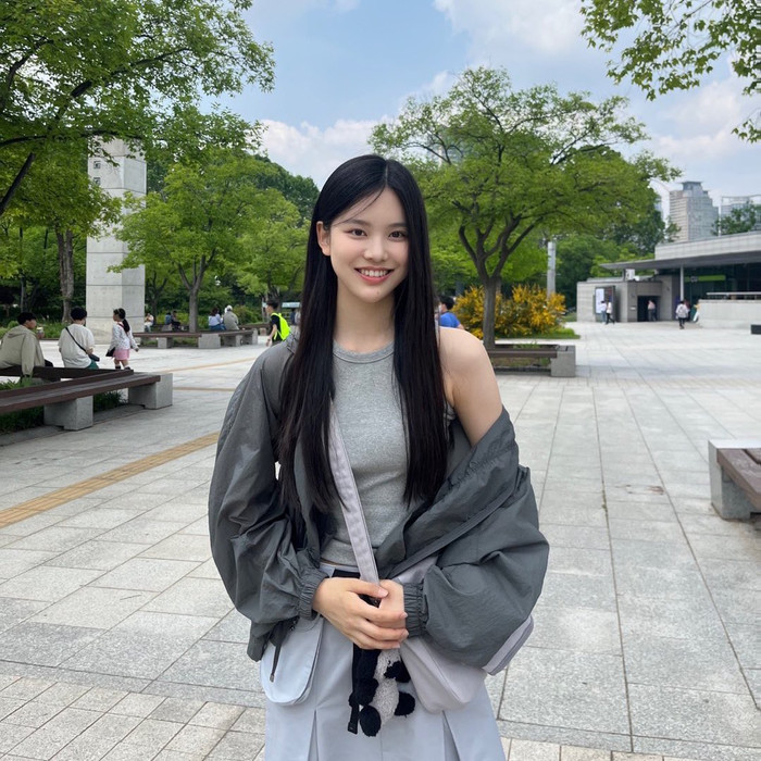 Nữ ca sĩ sinh năm 2005 gây sốt với vòng eo nhỏ đến khó tin, gương mặt chuẩn 'búp bê sống' Ảnh 3