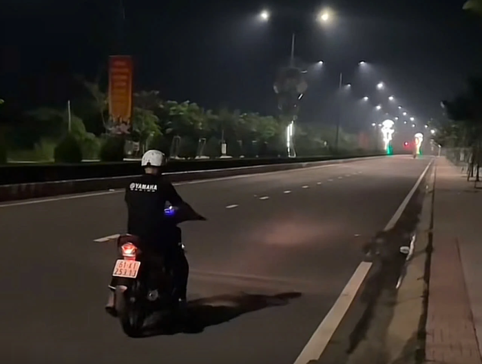 Nam thanh niên chạy bốc đầu xe máy nhờ vợ quay clip để đăng lên mạng xã hội. (Nguồn: Dân trí) 