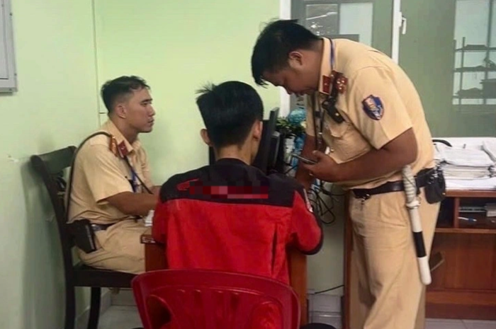 CSGT lập biên bản vi phạm hành chính đối với nam thanh niên bốc đầu xe ở phường Tân Uyên. (Nguồn: Dân trí)
