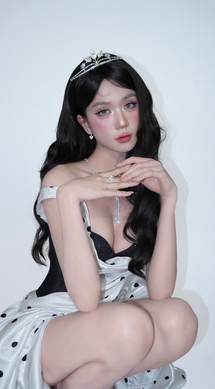 Ngọc Trinh từng nhiều lần vướng nghi vấn “dao kéo” để hoàn thiện ngoại hình. (Ảnh: FBNV)