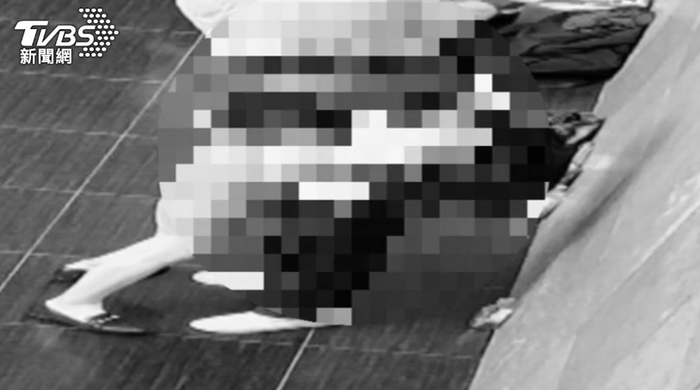 Phẫn nộ người đàn ông sàm sỡ cô gái say rượu giữa đám đông, sự việc kéo dài 10 phút không một ai tới giúp Ảnh 3