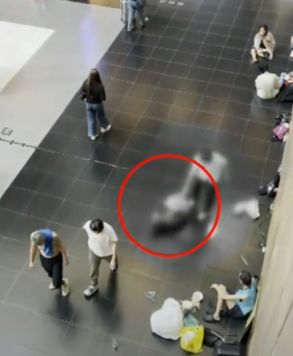 Phẫn nộ người đàn ông sàm sỡ cô gái say rượu giữa đám đông, sự việc kéo dài 10 phút không một ai tới giúp Ảnh 2