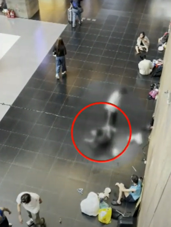 Phẫn nộ người đàn ông sàm sỡ cô gái say rượu giữa đám đông, sự việc kéo dài 10 phút không một ai tới giúp Ảnh 1