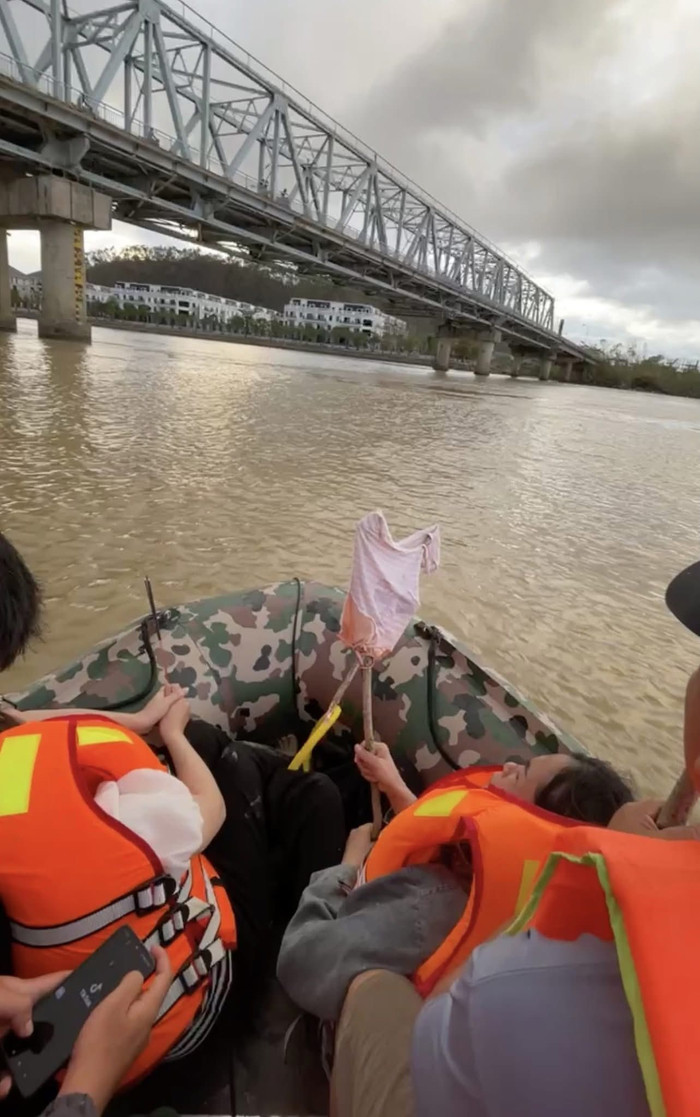 Người mẹ khóc ngất trước nỗi đau quá lớn.