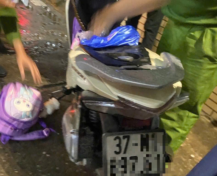 Chiếc xe và balo của 2 bé gái được để lại trên cầu.