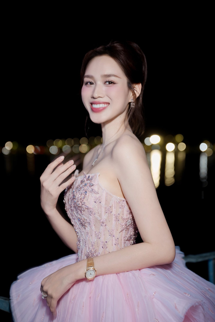 Động thái của Đỗ Thị Hà trước tin đồn đám cưới cũng chính là bước đi thận trọng của cô (Ảnh: FBNV).