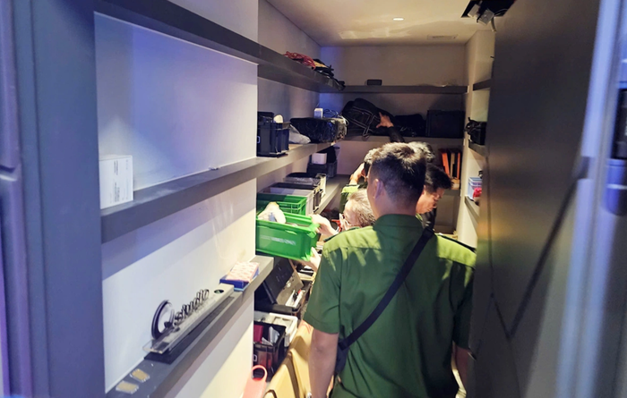 Cảnh sát khám xét căn hộ của Võ Thị Ngọc Ngân. (Nguồn: VnExpress)